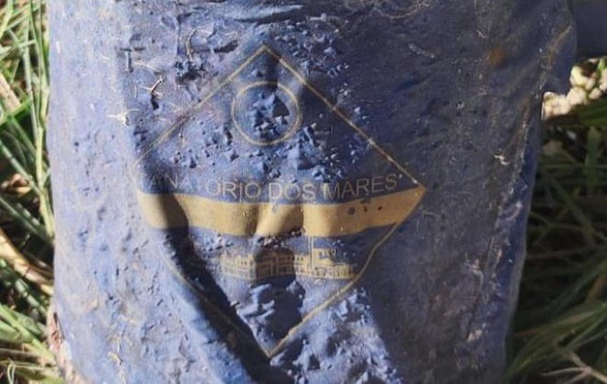 Primer plano de los restos funerarios abandonados en Cala del Pino.