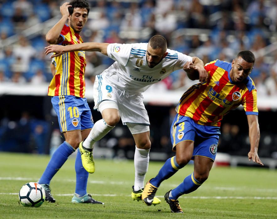 Instantes del partido disputado ayer entre el Valencia CF y el Real Madrid.