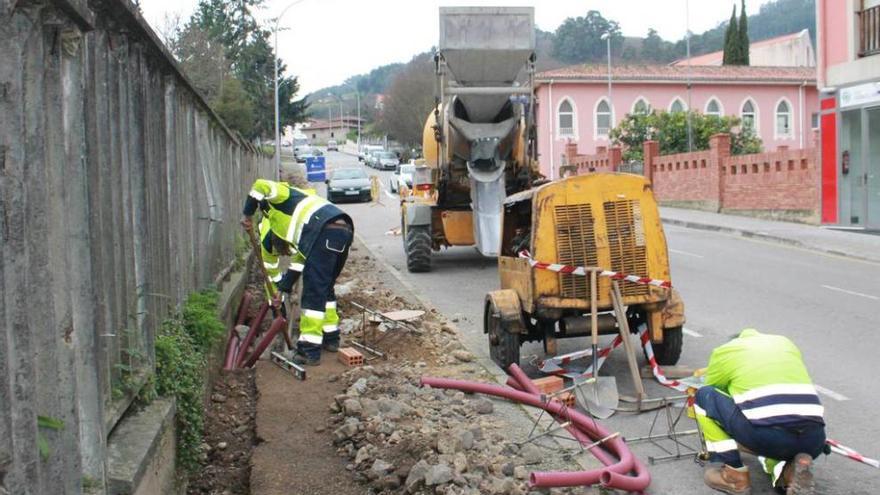 Operarios trabajan en la acera de la calle Lin de Cubel.