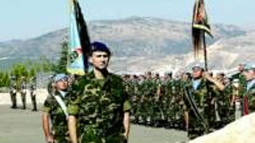 El principe felipe visita por sorpresa las tropas del libano