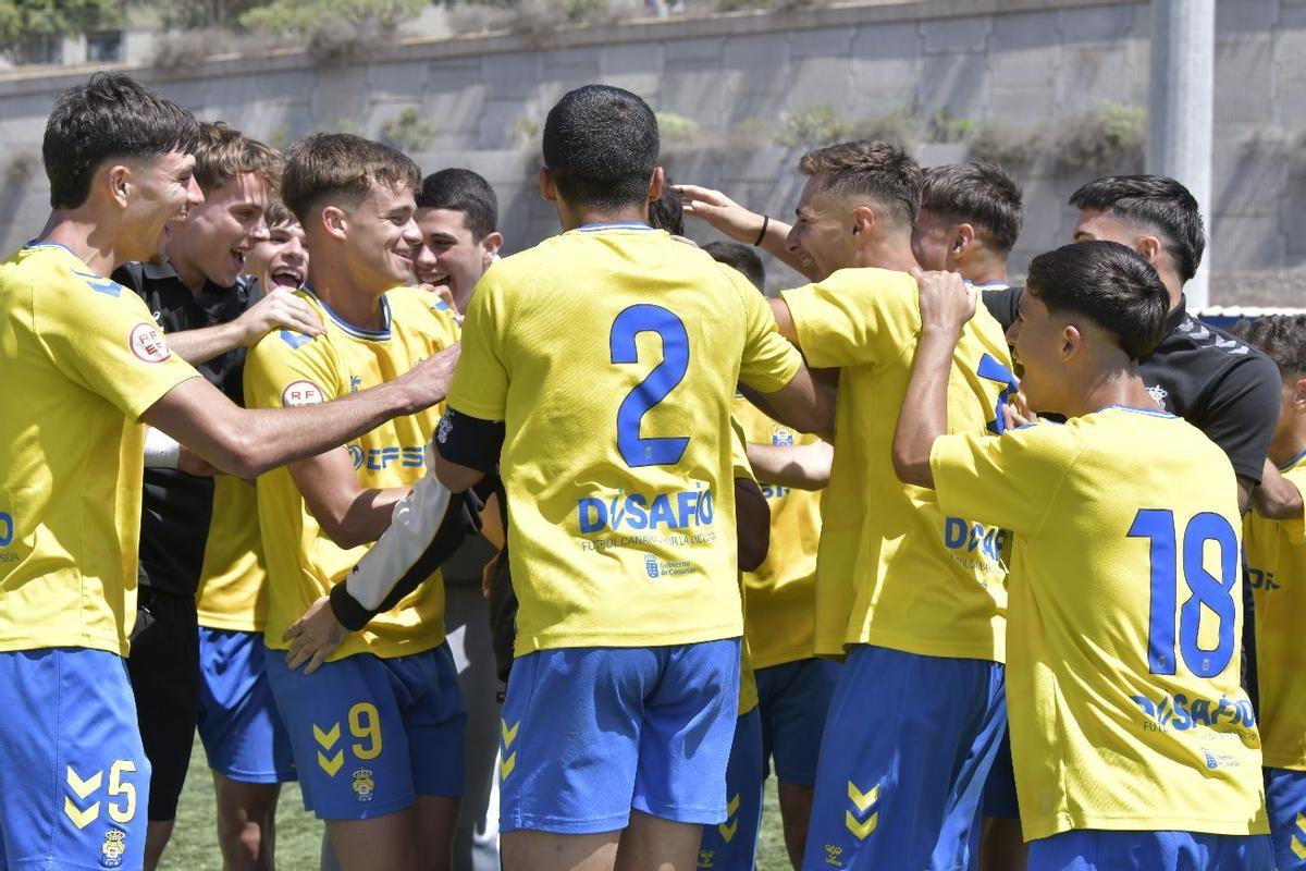 La fiesta del título de la UD en el Anexo tras golear al Orientación Marítima.