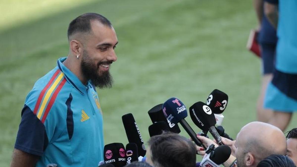Borja Iglesias,  antes del entrenamiento de la selección.