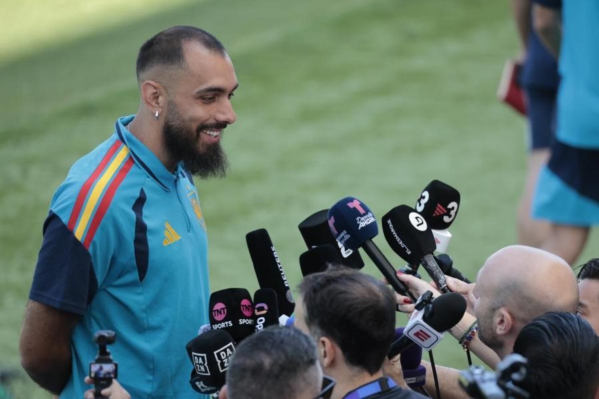 Borja Iglesias,  antes del entrenamiento de la selección.