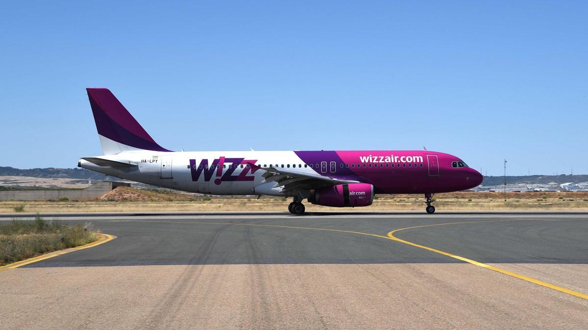 Una aeronave de WizzAir estacionada en el aeropuerto de Zaragoza, en una imagen de archivo.