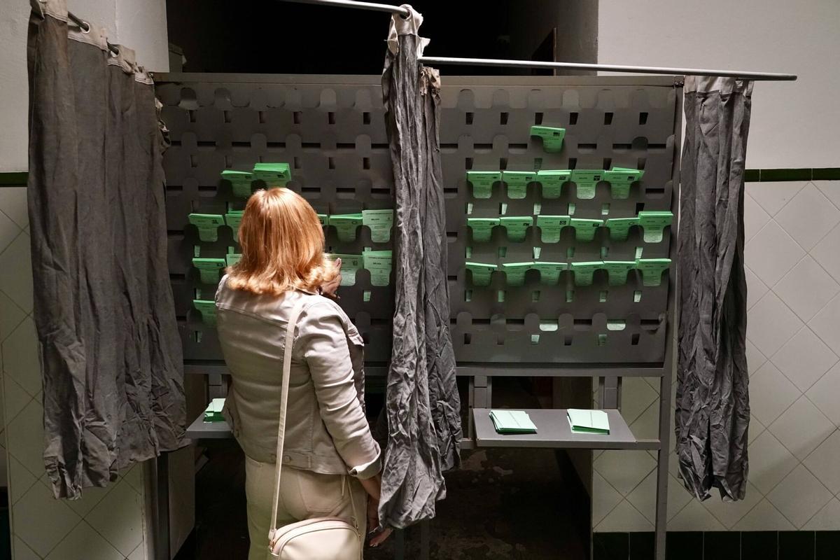 MLG 17-05-2026.-Cientos de personas votan para las elecciones al parlamento andaluz.