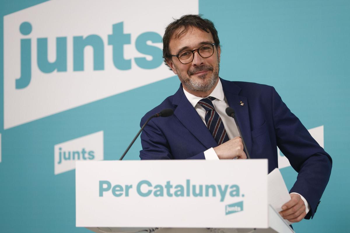 El vicepresidente y portavoz de Junts, Josep Rius, en una rueda de prensa celebrada en la sede del partido