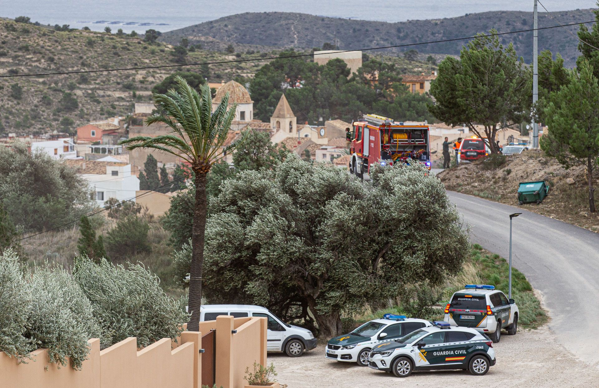 Decenas de vecinos desalojados por el incendio de Aigües