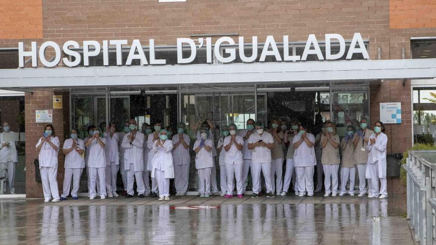 Moment d&#039;un homenatge als treballadors sanitaris fet davant de l&#039;Hospital d&#039;Igualada