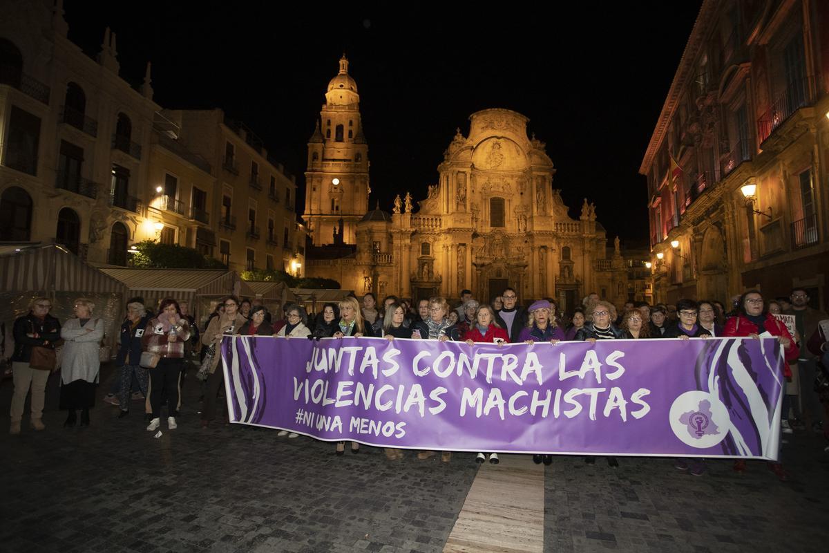 Concentración frente a la Catedral de Murcia, este jueves, para clamar contra la violencia machista.