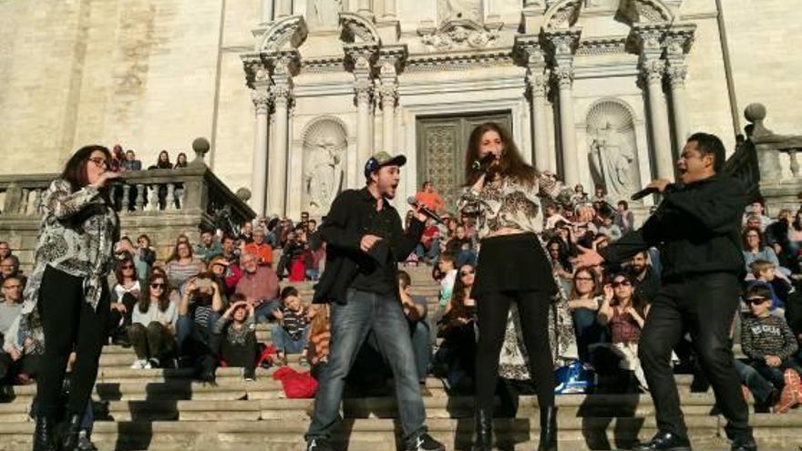 Girona Unes 500 persones, amb els No Named a les escales de la Catedral