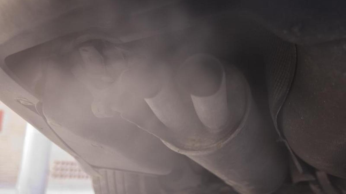 Emisiones de CO2 de un tubo de escape Emisiones de CO2 de un tubo de escape