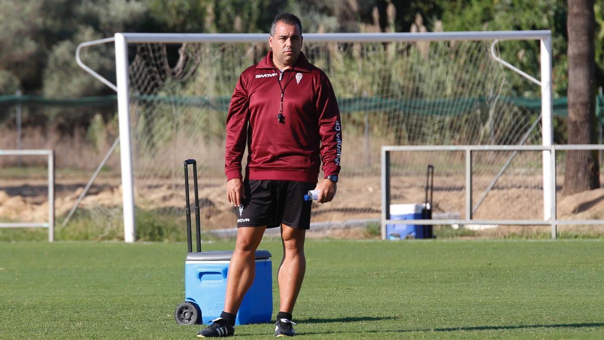 Germán Crespo, entrenador del Córdoba CF, durante el entrenamiento del Córdoba CF en la Ciudad Deportiva, este martes.