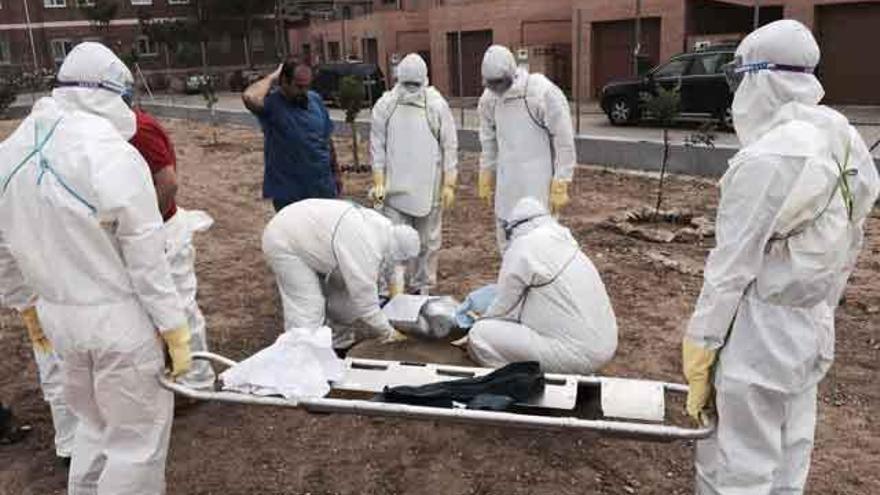 Los participantes aprenden a trasladar un cadáver.