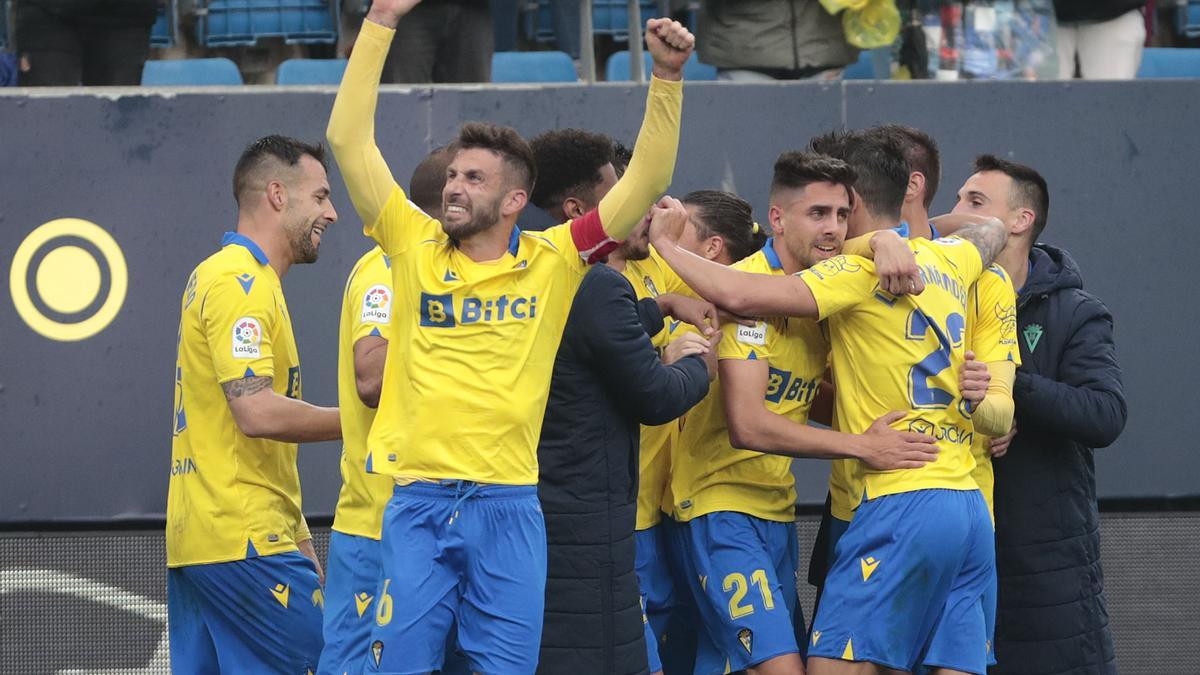 Los jugadores del Cádiz celebran el gol de Rubén Sobrino.