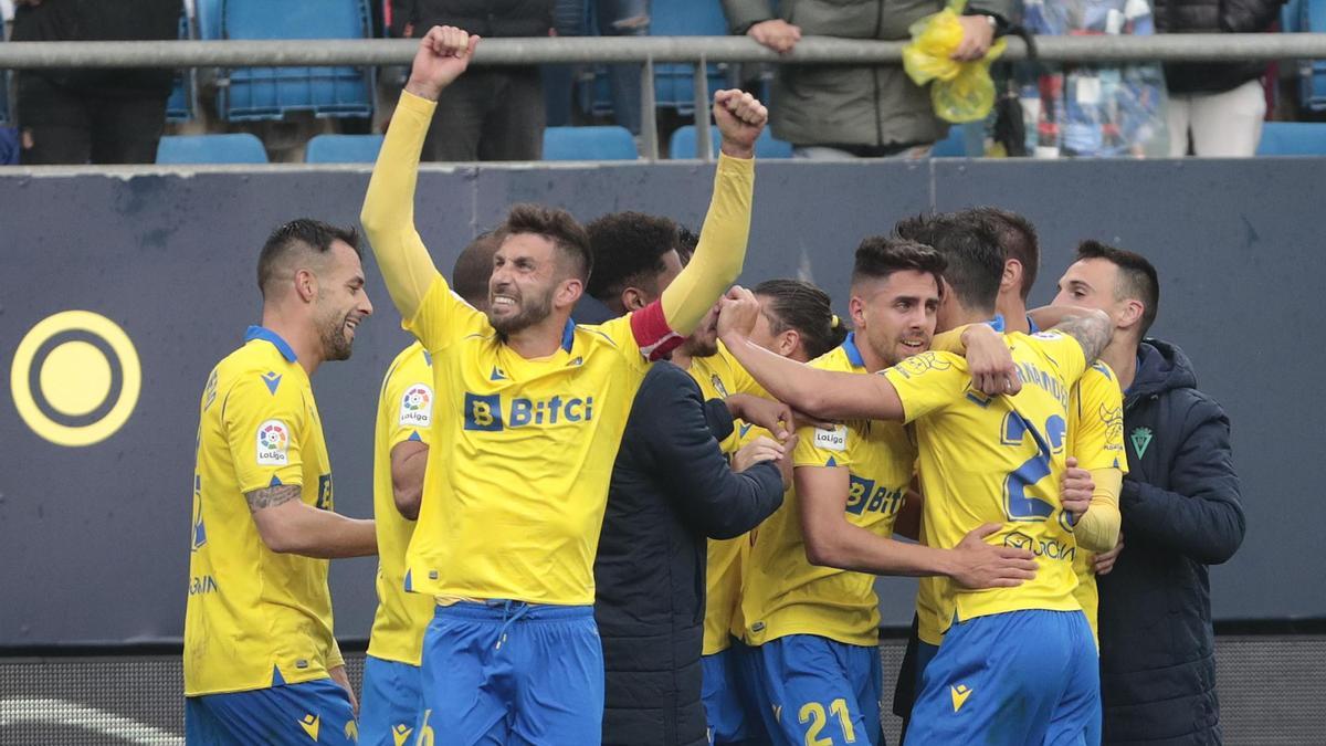 Los jugadores del Cádiz celebran el gol de Rubén Sobrino.