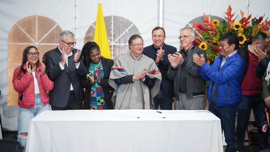 El gobierno de Colombia firma la ley de &#039;paz total&#039; que le permitirá dialogar con grupos armados