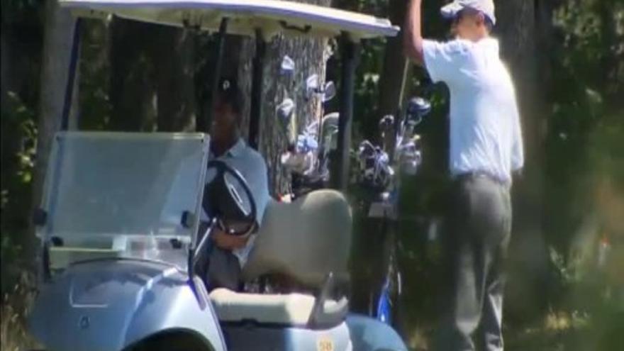 Obama inicia sus vacaciones 'a golpe de putt'