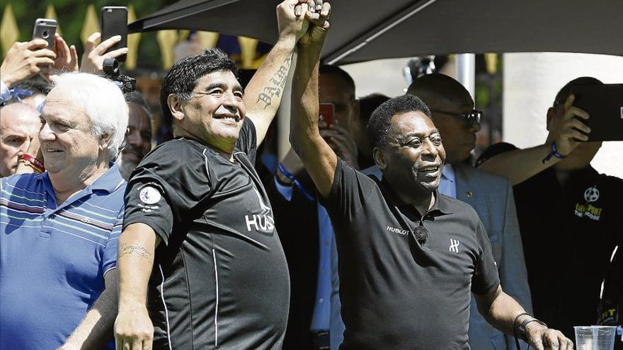 Maradona y Pelé se reconcilian en París