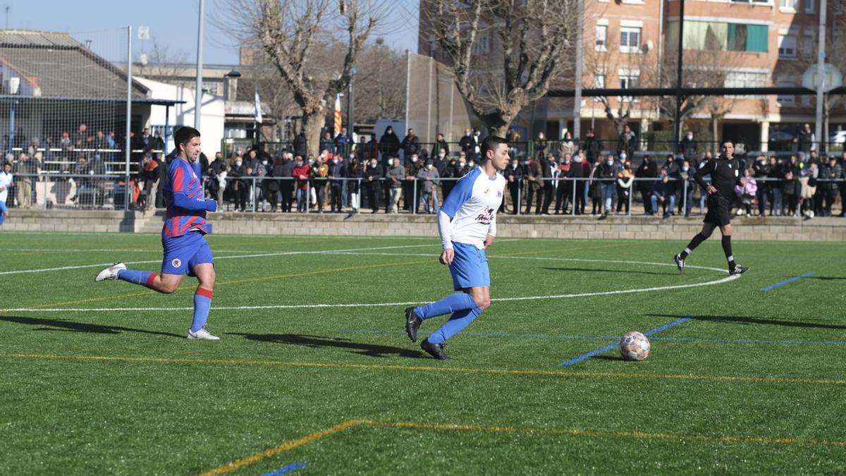 El partit Balconada-Sant Vicenç va inaugurar la nova gespa artificial del club manresà | ALEX GUERRERO