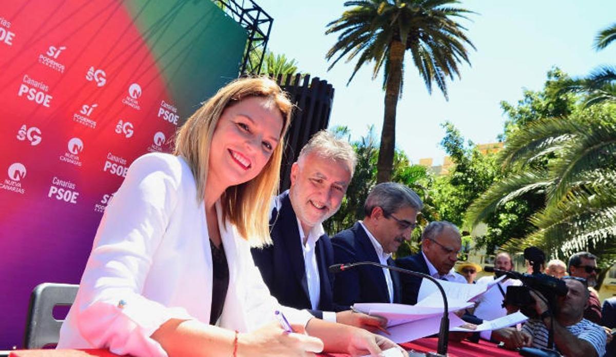 Noemí Santana, Ángel Víctor Torres, Román Rodríguez y Casimiro Curbelo durante la firma del pacto en 2019.