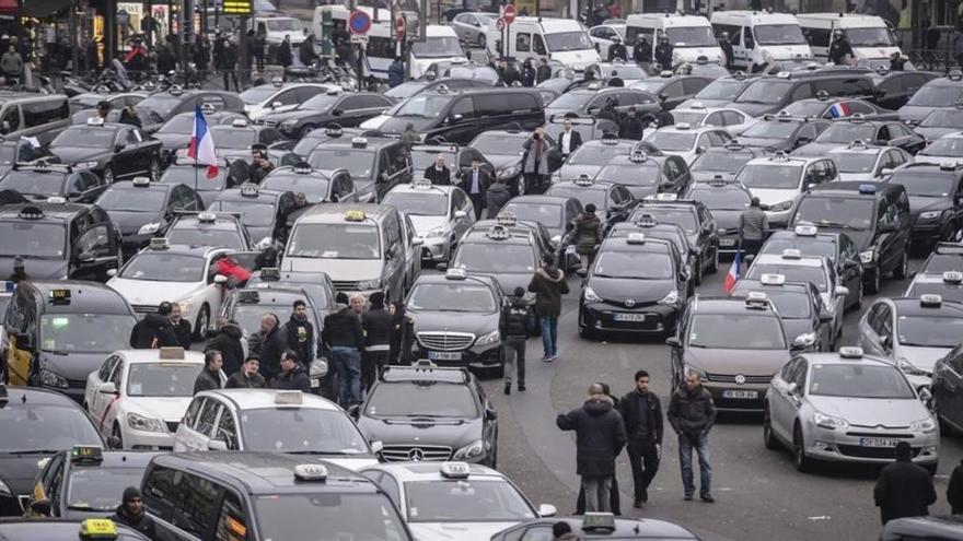 La batalla de los taxistas de Barcelona contra Uber llega a Luxemburgo