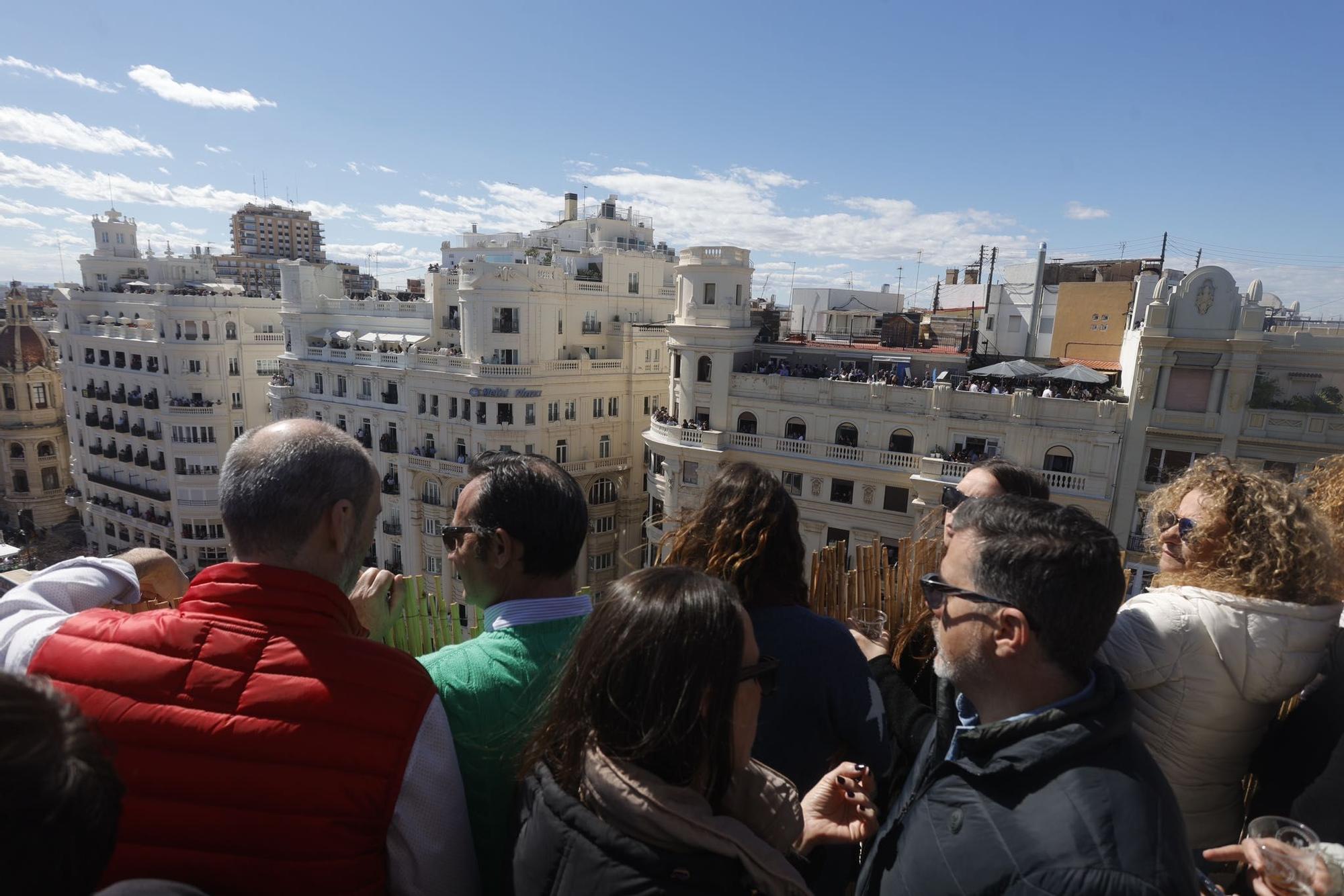 Llenazo total en València en un sábado de sol y muchas ganas de Fallas