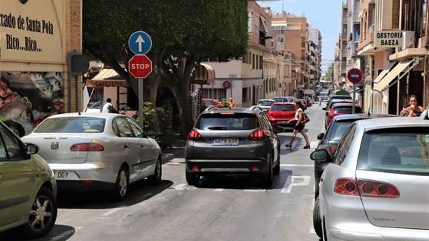 Una de las calles céntricas de Santa Pola, junto al Mercado de Abastos.