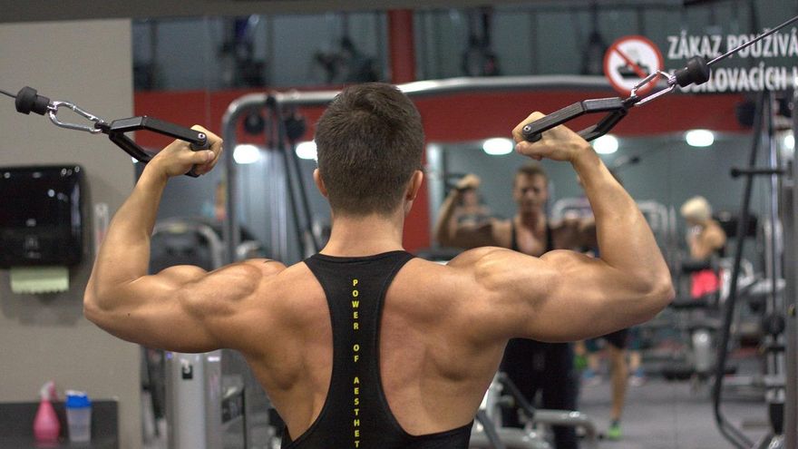 Es el ejercicio más popular en el gimnasio y lo estás haciendo mal: aquí te mostramos cómo cambiarlo