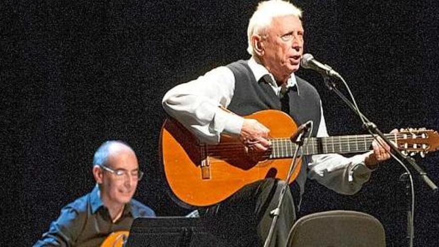 Raimon i el guitarrista Miquel Blasco a la Sala Gran del Kursaal