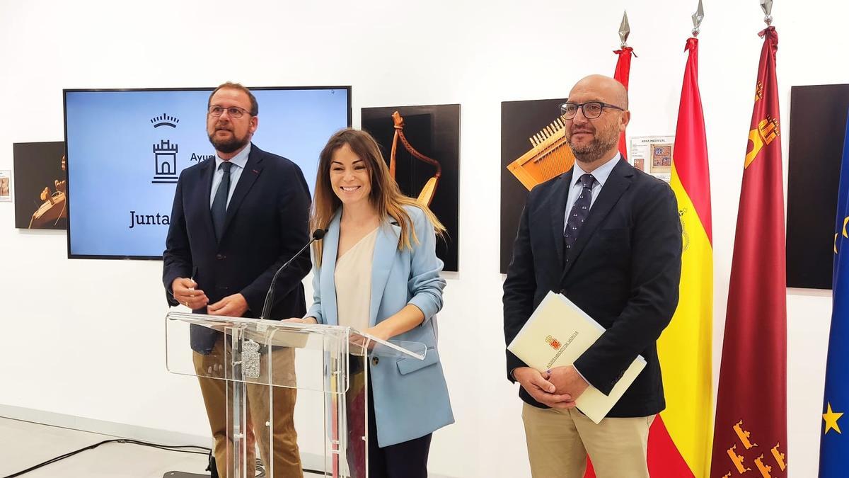 Los concejales de Persona y Gestión Económica, José Guillén y José Francisco Muñoz, junto a la vicealcaldesa Rebeca Pérez.