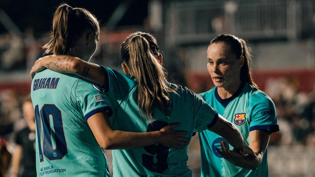Las jugadoras del Barça celebran el gol de Pina