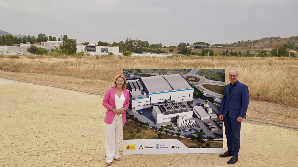 La consejera de Economía, Hacienda y Fondos Europeos de la Junta de Andalucía, Carolina España, junto al vicepresidente ejecutivo y director de Estrategia del IMEC y director de Estrategia, Jo de Boeck, en la parcela que irá el IMEC