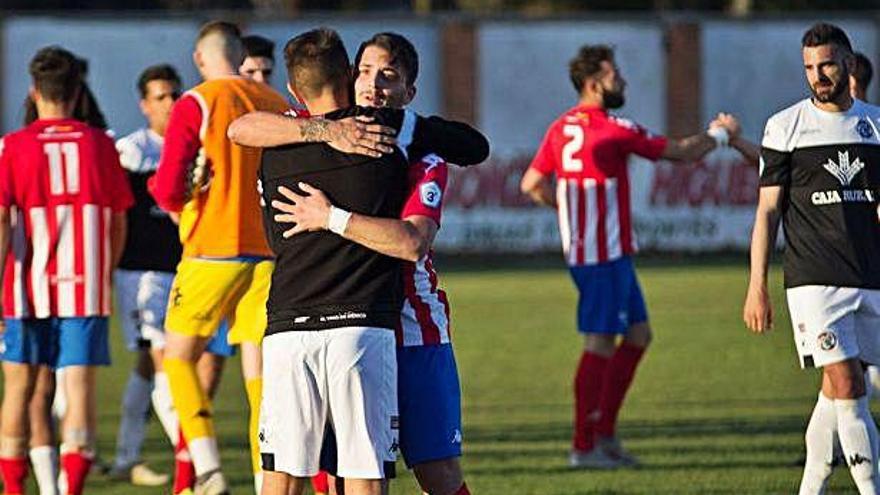 Los jugadores de Atlético Tordesilas y Zamora CF se saludan al término de su último partido.