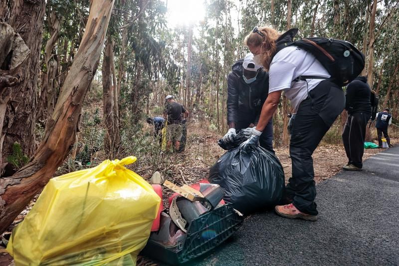 Limpieza del entorno del campamento de migrantes de Las Raíces