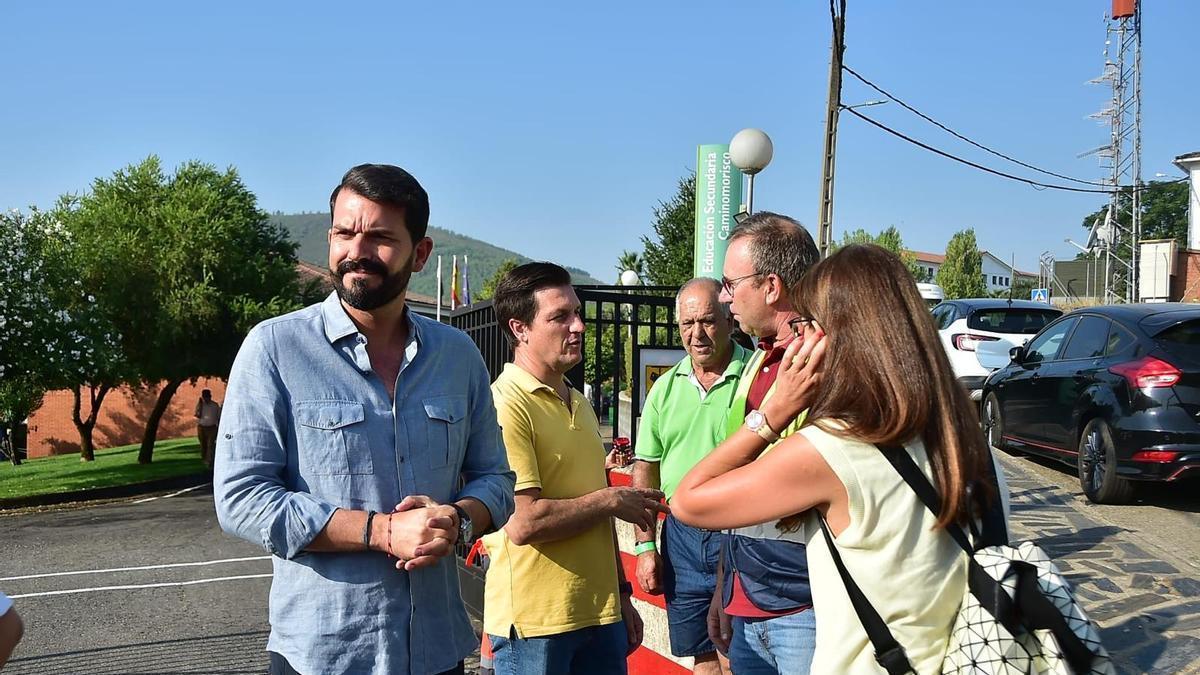 El líder del PSOE extremeño, Álvaro Sánchez Cotrina, en su visita a Caminomorisco con motivo del incendio forestal en Las Hurdes