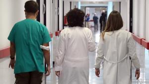 Pacientes y sanitarios en un hospital.