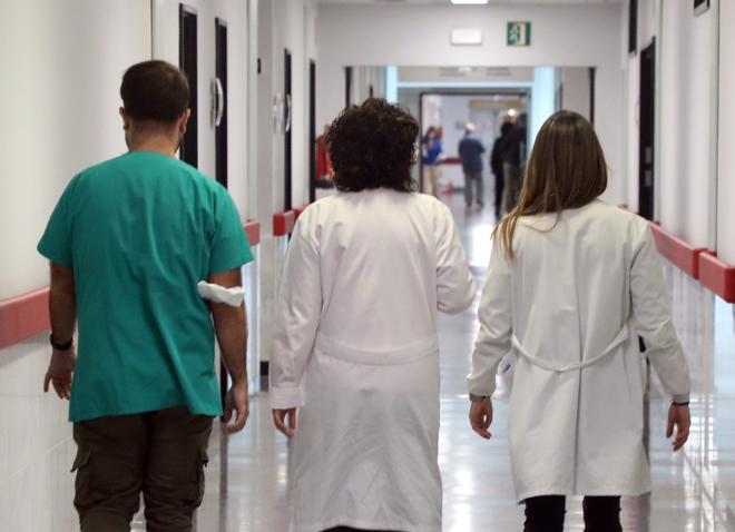 Pacientes y sanitarios en un hospital.