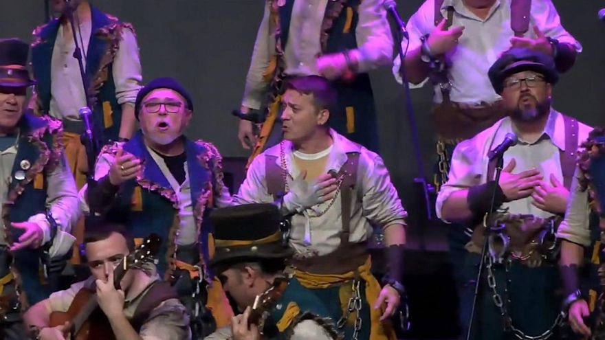 La murga Los Sombreritos culmina la celebración de su 50 aniversario con dos galas conmemorativas.