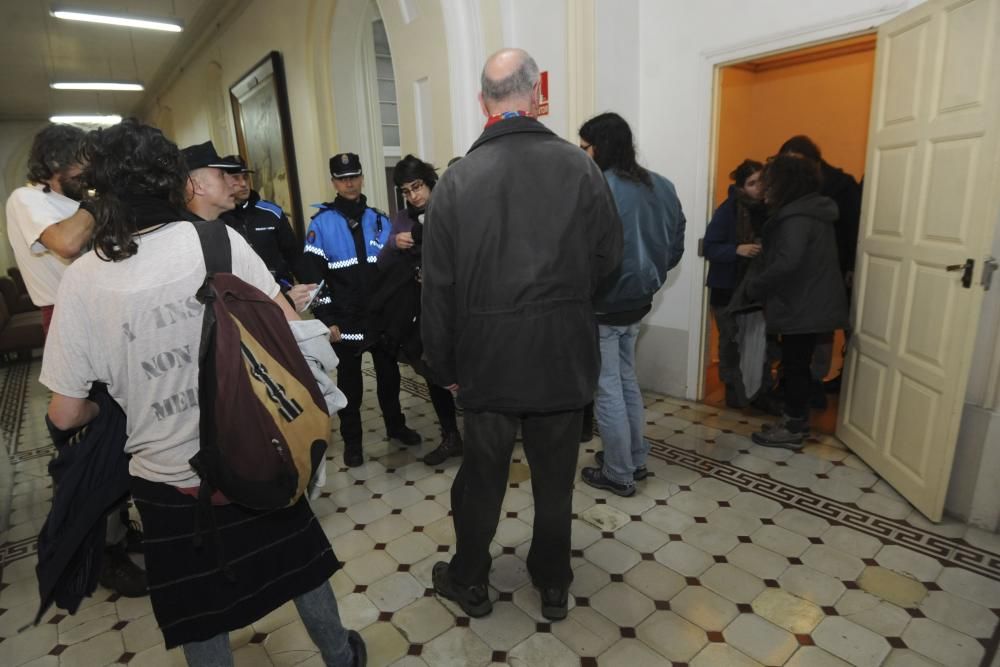 La policía desaloja a un grupo de okupas del salón de plenos que se manifestaron contra los planes del Ayuntamiento de iniciar los trabajos de rehabilitación de la Comandancia de Obras antes de julio.