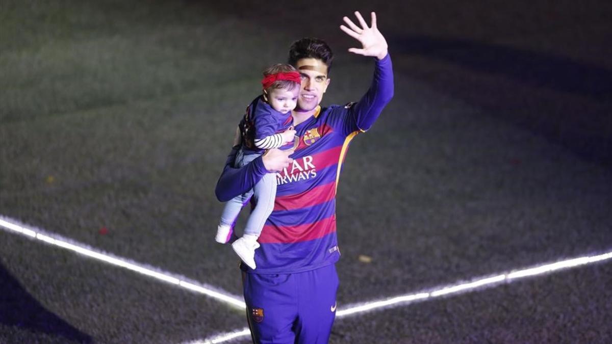 Bartra celebra con su hija Gala la fiesta del doblete del Barça en el Camp Nou.