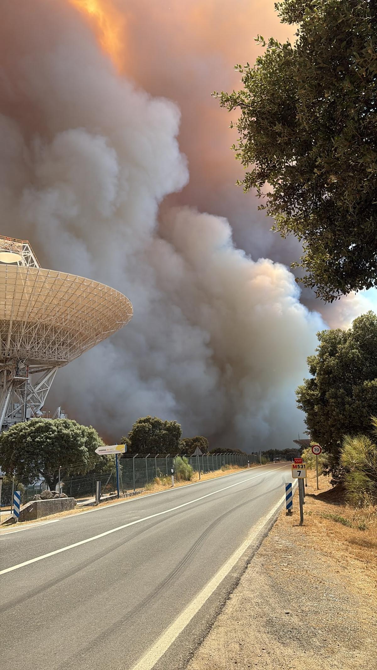 Desalojada por el incendio forestal la estación de la NASA en Robledo de Chavela con más de 90 trabajadores evacuados.