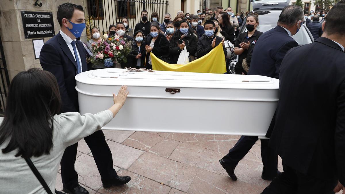 Imagen del funeral de Erika, celebrado en Oviedo.