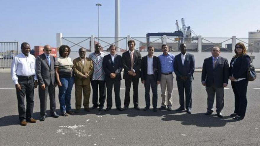 Autoridades locales y de puertos canarios y africanos, ayer, en Arrecife. | a. p.