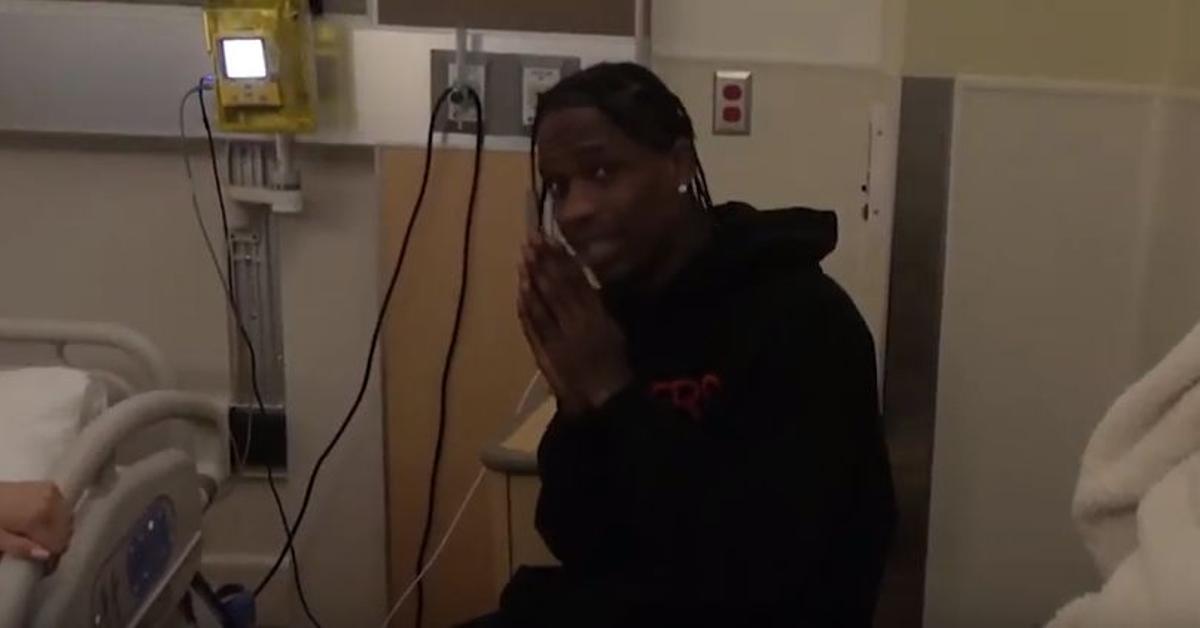 Travis Scott esperando a Kylie en el hospital