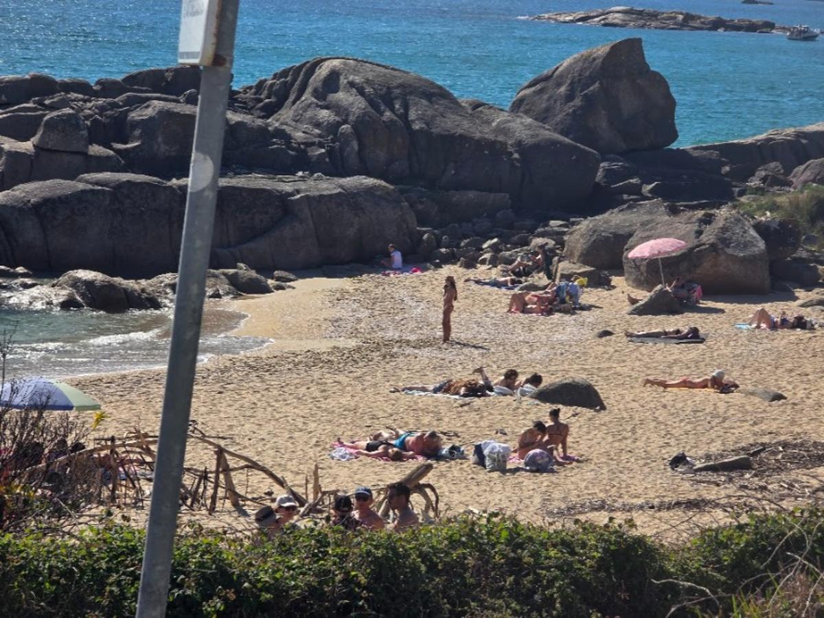Las playas lucen una imagen veraniega en Viernes Santo. Las playas lucen una imagen veraniega en Viernes Santo.