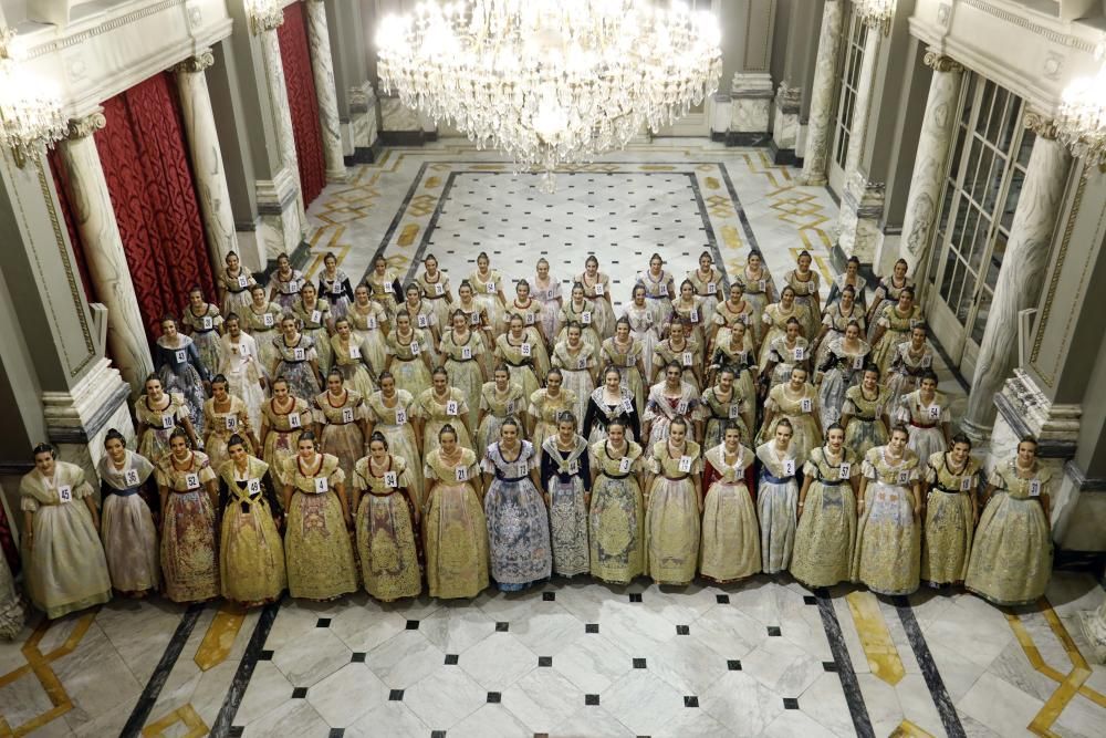 Las aspirantes a fallera mayor conocen el Salón de Cristal