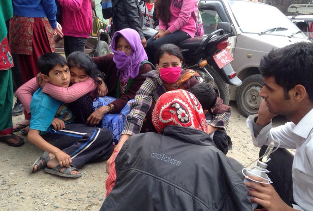 Un grupo de nepalíes esperan en la entrada del hospital de Katmandú.