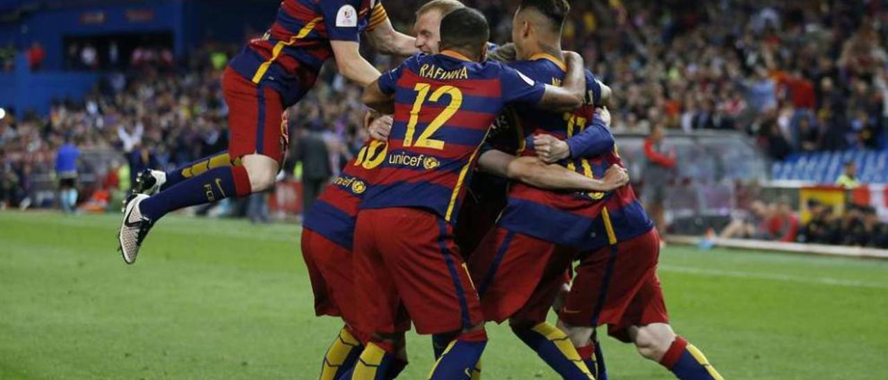 Los jugadores del Barcelona celebran el primer gol del encuentro, que marcó Jordi Alba ya en la prórroga. // Sergio Pérez