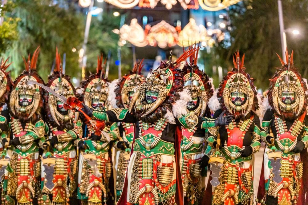 Los Moros y Cristianos hacen suyas las calles de Benidorm.