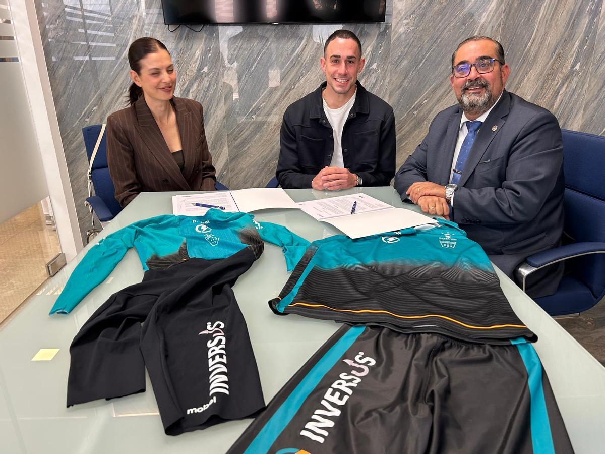 Sergio López durante la firma el convenio de colaboración.